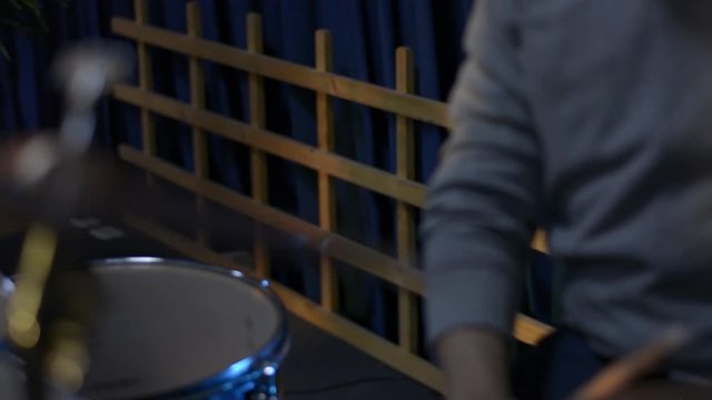 Hombre tocando bater&iacute;a 