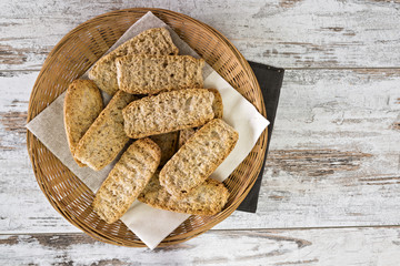 crostini di pane integrale nel cestino dall'alto