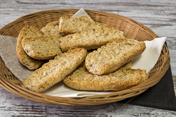 crostini di pane integrale nel cestino fronte.jpg