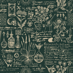 Vector naadloos patroon op het thema van geneeskunde en kruidenbehandeling in retro stijl. Herhaalbare achtergrond met handgetekende schetsen, onleesbare notities, verschillende kruiden en oude medische symbolen, vlekken.