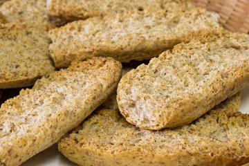 crostini di pane integrale primo piano fronte