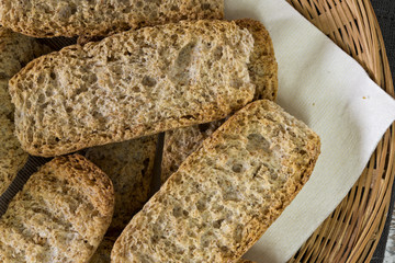 crostini di pane integrale primo piano da sopra.jpg