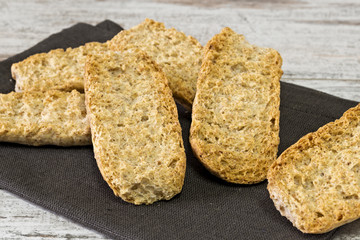 crostini di pane integrale su tovagliolo fronte primo piano