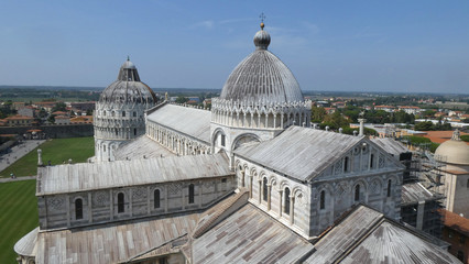 Fototapeta na wymiar Blick auf Kathedrale und Baptisterium von Pisa