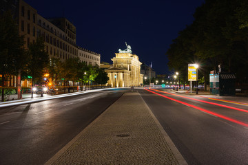 Fototapeta na wymiar Brandenburger Tor in der Nacht mit Lichtspuren von Fahrzeugen