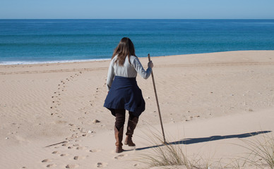 Mujer caminando por la playa