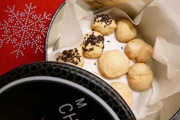 Weihnachtsplätzchen mit Eierlikörguss und Schokostreuseln