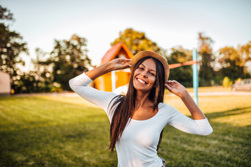 Obraz premium Outdoors portrait of a beautiful young woman relaxing on a summer vacation.