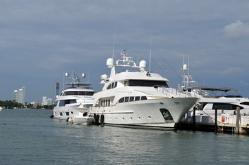 Fototapeta na wymiar Luxury motor yachts moored at a southeast Florida marina