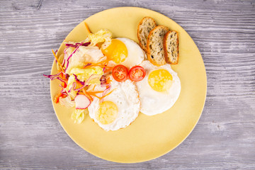 Yaschnica of three eggs, served with vegetable salad and bread