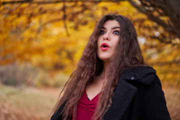 Naklejka premium Beautiful latin girl in the forest