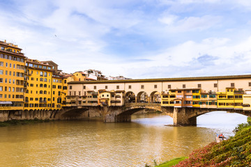 Fototapeta na wymiar Firenze cityscape with the Goldsmiths Bridge across the Arno river.