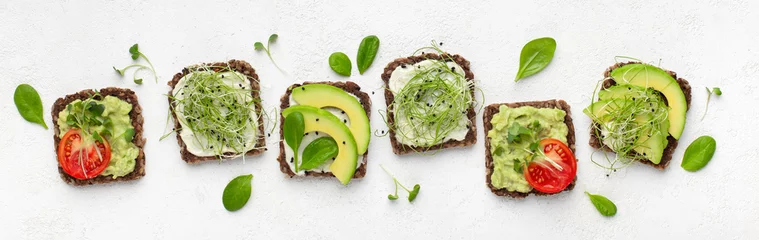 Vegetarische Toasts mit Avocado, Tofu, Tomate und Microgreen © Prostock-studio