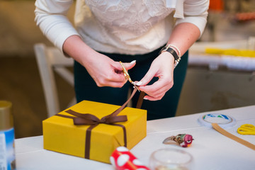 Obraz premium Female hands unpacking a gift