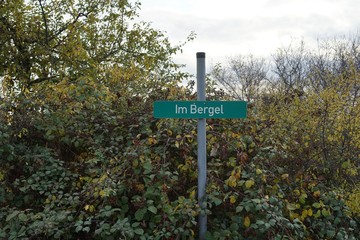 Im Bergel: Wegschild in den Weinbergen von Edenkoben