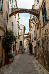 Fototapeta na wymiar Calle del pueblo italiano Santo Stefano al Mare de la región de liguria