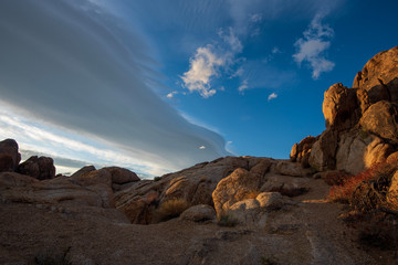 Obraz premium Sierra Wave cloud formation over desert rock formations California, USA