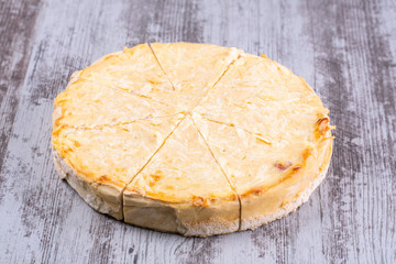 Pie with basil and slugged tomato filling