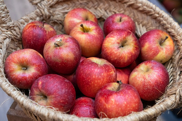 Manzanas ecológicas en frutería 