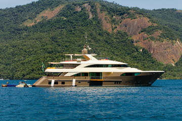 Fototapeta na wymiar Yacht in Angra dos Reis bay