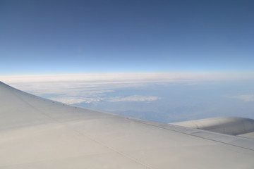 Fototapeta na wymiar The city scenery and cloud landscape captured from an aircraft's window.