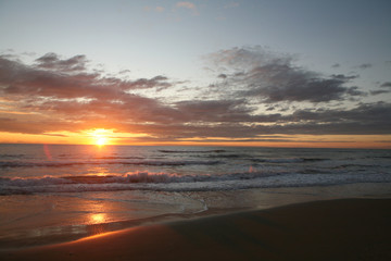 Fototapeta na wymiar Cloudy sunset at the beach 