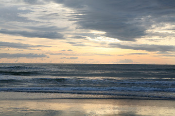 Fototapeta na wymiar Cloudy sunset at the beach 