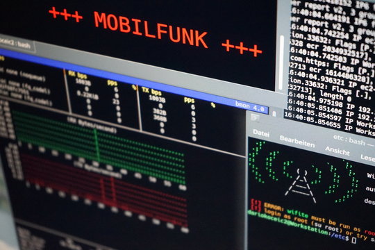 Mobilfunk, terminal console, computer der gerade eine Analyse durchführt.