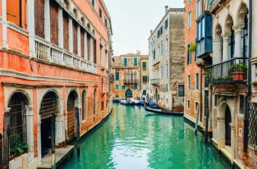 Fotobehang kanaalstraat met gondel in Venetië © Alex