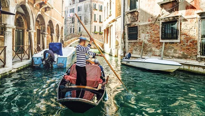 Tuinposter Venetiaanse gondelier Venetië Italië. © Alex