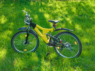 Obraz premium Full suspension mountain bike in grass