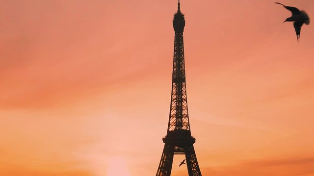 Silhouette della torre Eiffel all'alba rossa