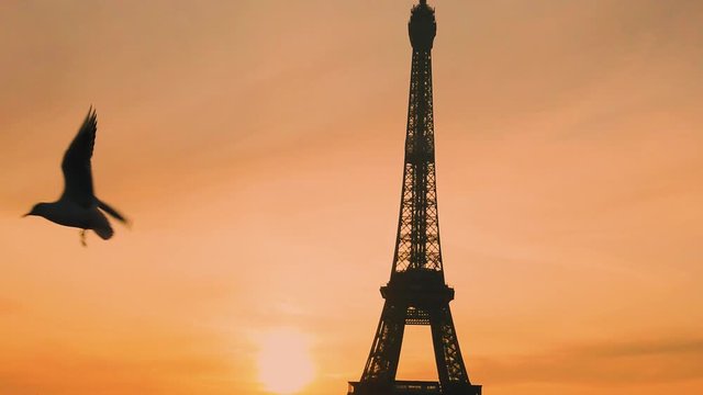 Silhouette della torre Eiffel all'alba rossa