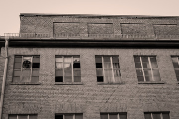 Ansicht einer alten ehemaligen Fabrik mit kaputten Fensterscheiben