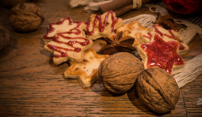 Weihnachtsdekoration mit Plätzchen und Kerzen auf rustikalem Holztisch