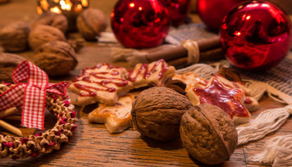 Weihnachtsdekoration mit traditionellen deutschen Strohsterne auf rustikalem Holztisch