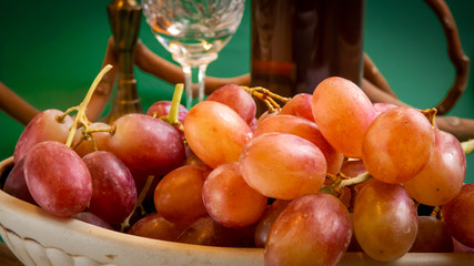 Weintrauben rot gelb in antiker Schale