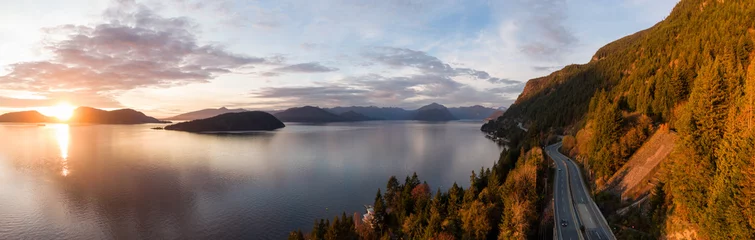 Papier Peint photo Lavable Canada Sea to Sky Hwy à Howe Sound près de Horseshoe Bay, West Vancouver, Colombie-Britannique, Canada. Vue panoramique aérienne lors d& 39 un coucher de soleil coloré en automne.