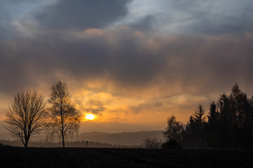 Fototapeta premium Dramatischer Sonnenaufgang in Hochfranken