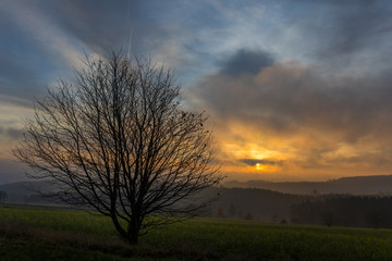 Obraz na płótnie Canvas Dramatischer Sonnenaufgang in Hochfranken