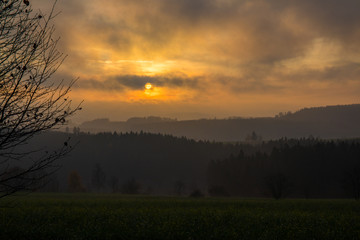 Fototapeta na wymiar Dramatischer Sonnenaufgang in Hochfranken