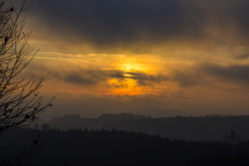 Dramatischer Sonnenaufgang in Hochfranken