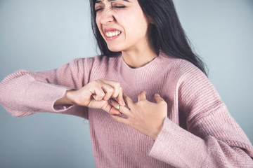 woman remove  ring