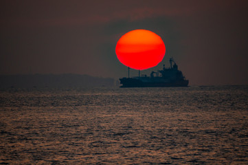 昇る朝日と通りかかる貨物線DSC5172