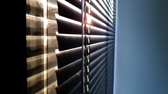Un store pare-soleil dans un bureau