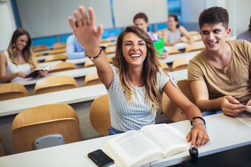 Obraz premium Group of students raising hands in class on lecture