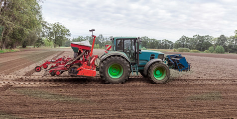 Tractor with seed drill and Front Packer which compacts the soil punctiformly into the depth. Gütersloh, North Rhine-Westphalia, Germany