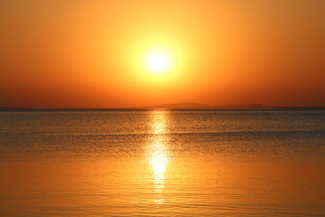 Obraz premium dawn above sea. Beautiful summer daybreak above ocean