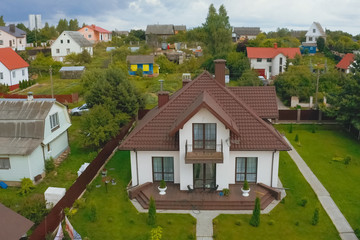 new house, the roof of which is made of metal. Cottage in the co
