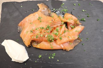 Planche de saumon fumé au persil avec sa crème  fraîche